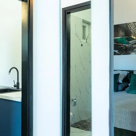 Laurel Apartment *