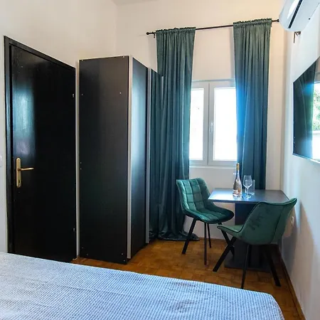 Laurel Apartment *