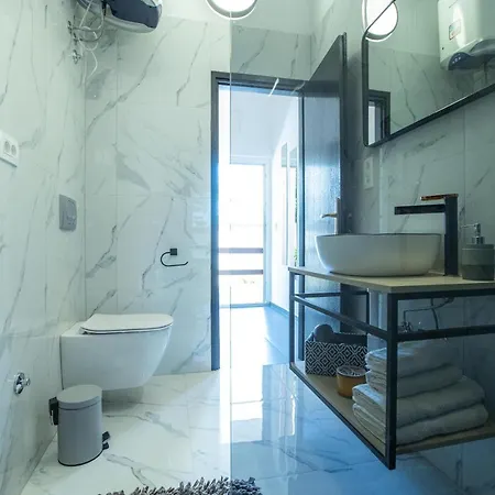 Laurel Apartment *